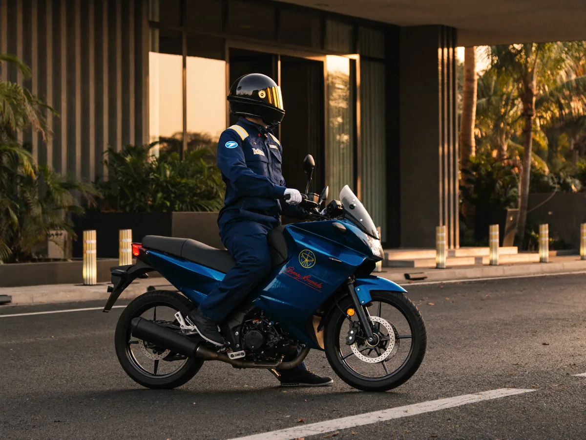 Moto Express Masset em frente a condomínio